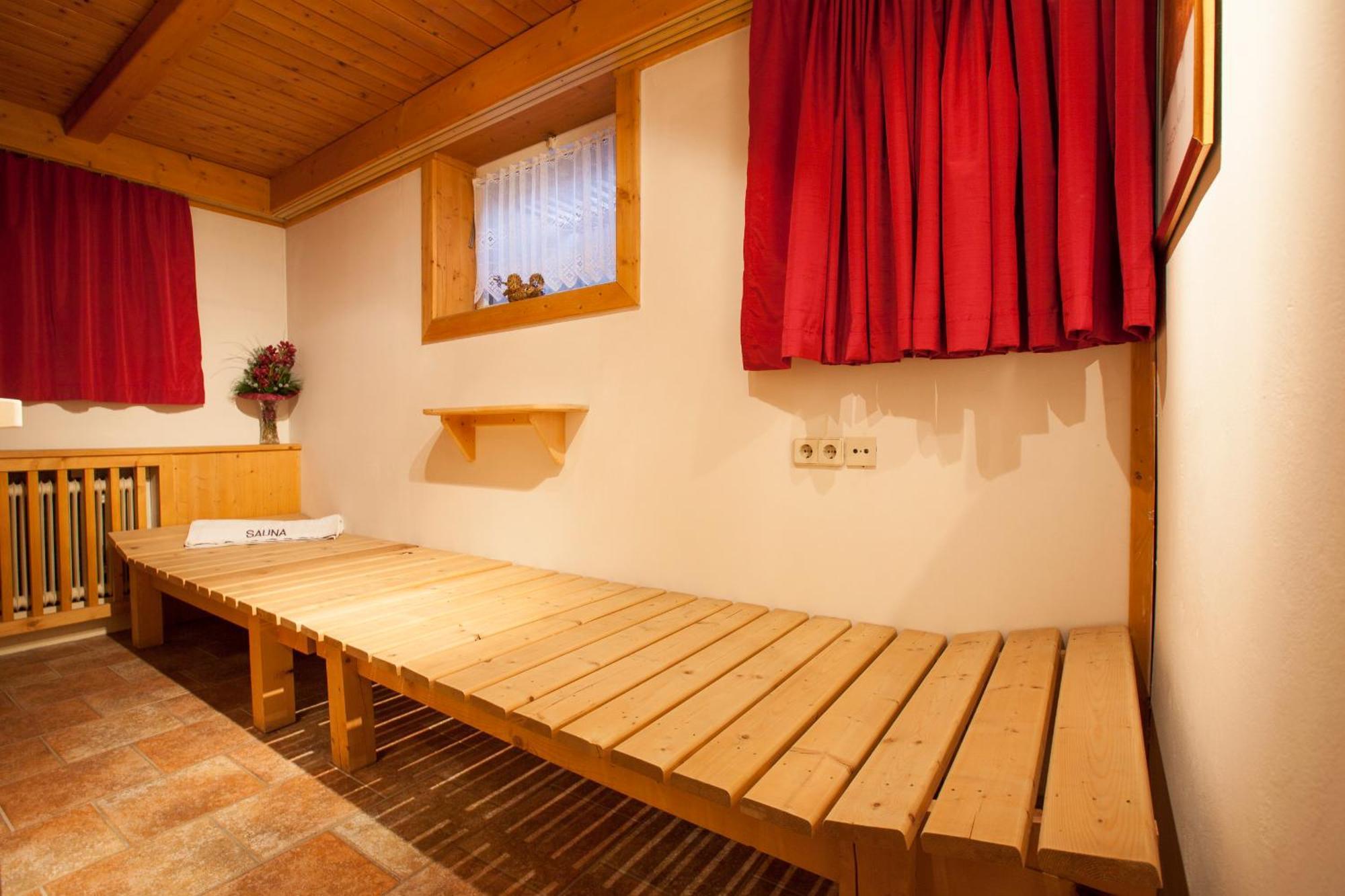 ノイシュティフト・イム・シュトゥーバイタール Haus Steinbock Bed & Breakfast エクステリア 写真