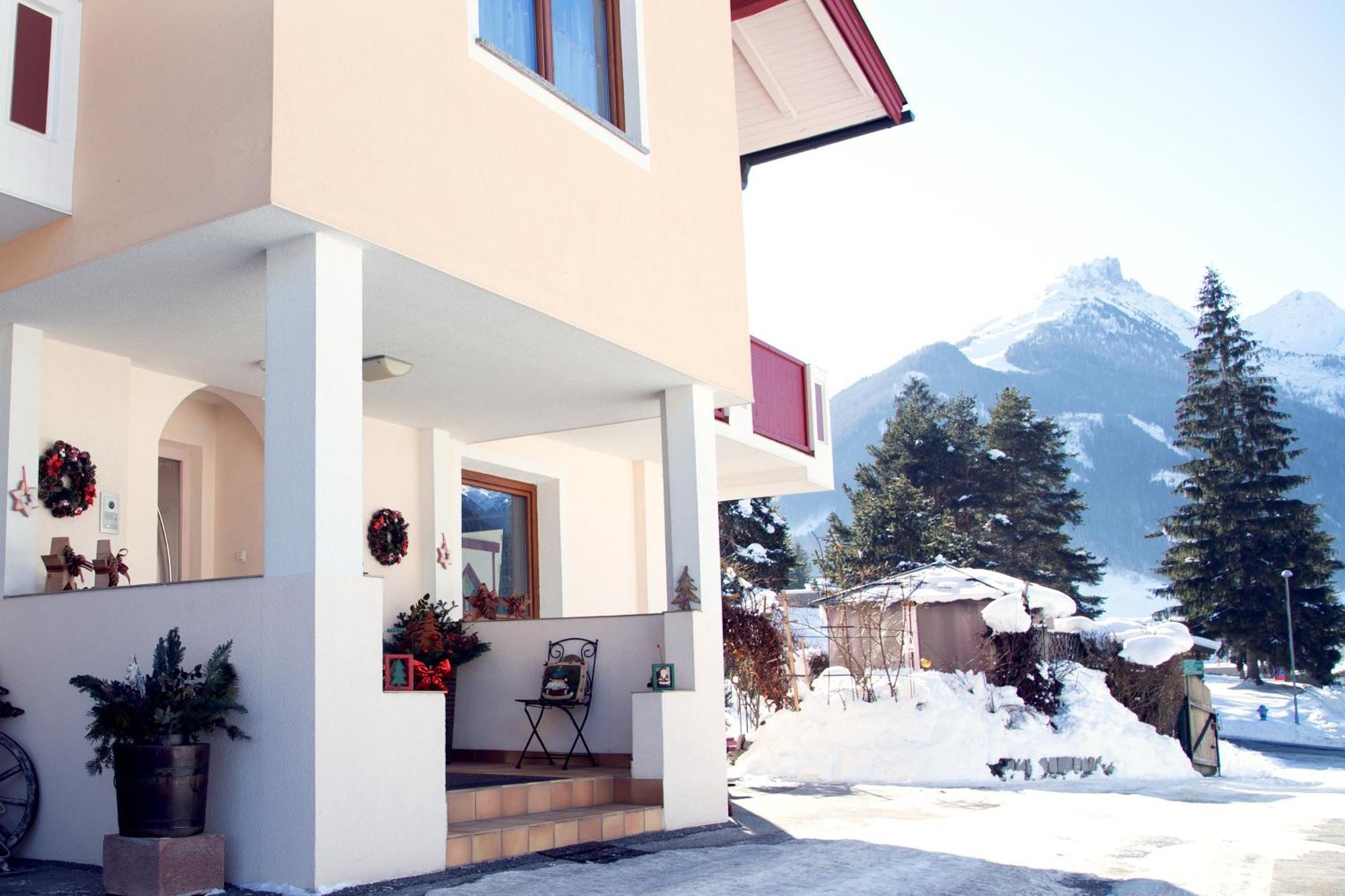 ノイシュティフト・イム・シュトゥーバイタール Haus Steinbock Bed & Breakfast エクステリア 写真
