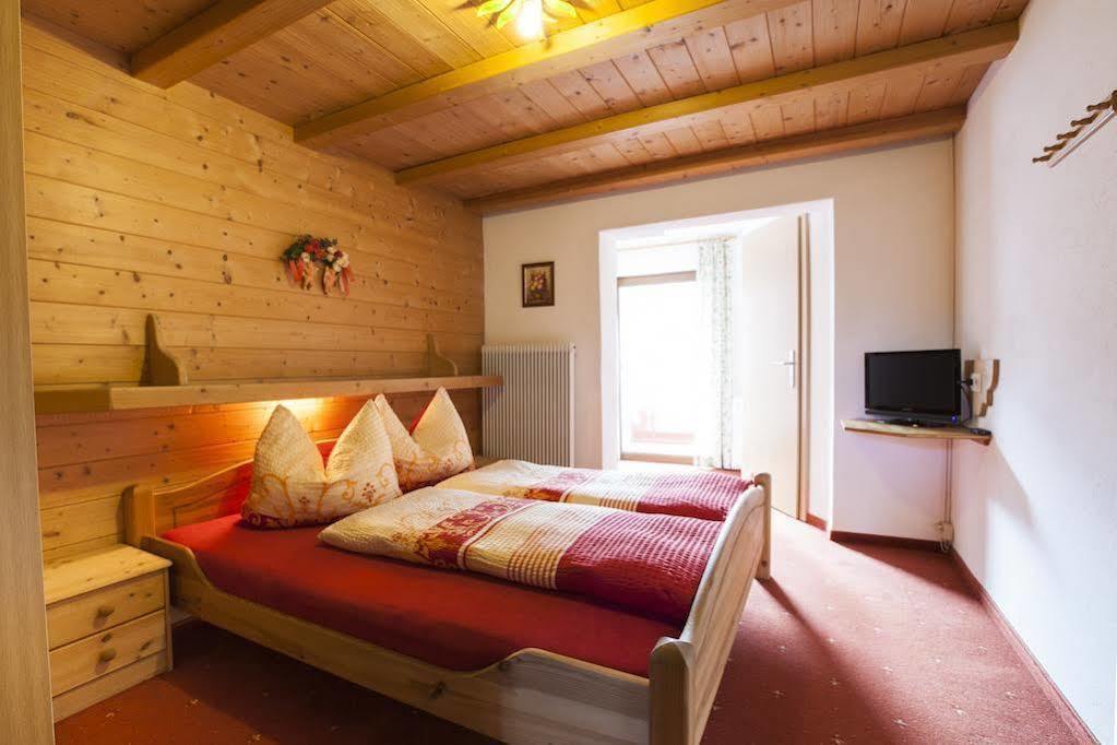 ノイシュティフト・イム・シュトゥーバイタール Haus Steinbock Bed & Breakfast エクステリア 写真
