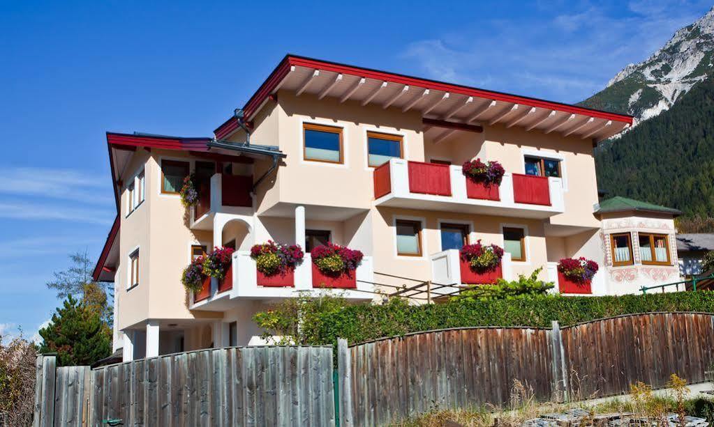 ノイシュティフト・イム・シュトゥーバイタール Haus Steinbock Bed & Breakfast エクステリア 写真