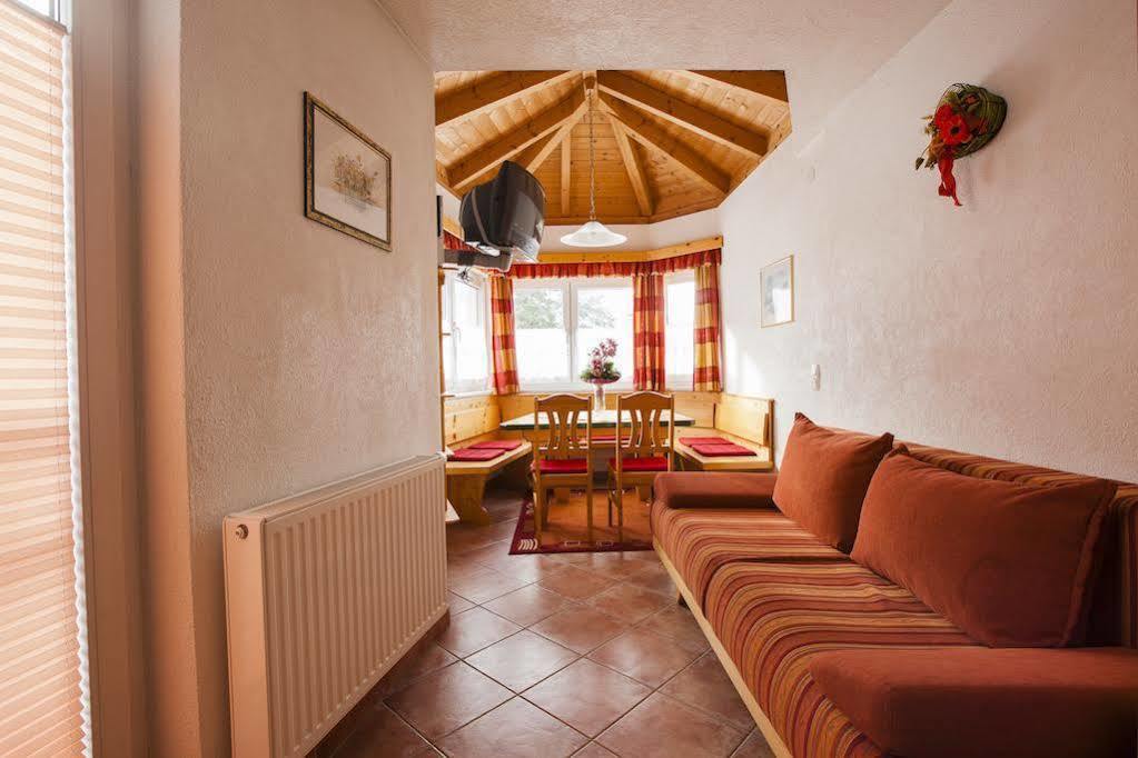 ノイシュティフト・イム・シュトゥーバイタール Haus Steinbock Bed & Breakfast エクステリア 写真