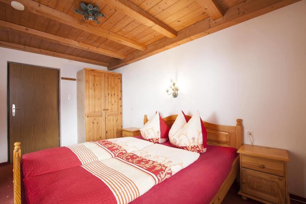 ノイシュティフト・イム・シュトゥーバイタール Haus Steinbock Bed & Breakfast エクステリア 写真